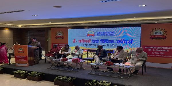कार्यक्रम को संबोधित करते हुए कैट की स्ट्रैटेजिक एडवाइजर स्मृति ईरानी