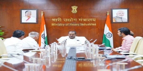 भारी उद्योग मंत्रालय के अधिकारियों के साथ बैठक करते कुमारस्‍वामी