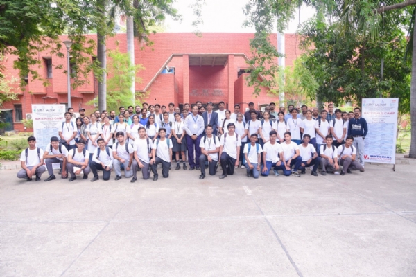 कार्यक्रम के दौरान ली गयी ग्रुप फोटो