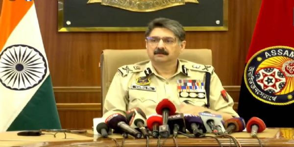 संवाददाता सम्मेलन को संबोधित करते हुए असम के पुलिस महानिदेशक हरदीप सिंह।