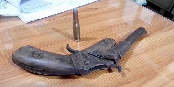 आग्नेयास्त्र के साथ अपराधी गिरफ्तार