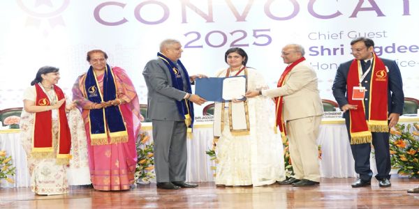 उपराष्ट्रपति जगदीप धनखड़ शनिवार को जयपुरिया इंस्टीट्यूट के छात्रों को डिग्री प्रदान करते हुए