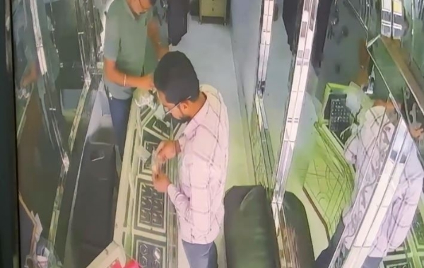 ज्वेलरी शॉप में ग्राहक बनकर आया, सोने की अंगूठियां लेकर फरार