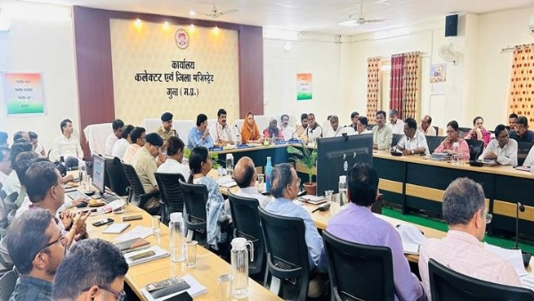 गुना में जिला अधिकारियों की समीक्षा बैठक गुना में जिला अधिकारियों की समीक्षा बैठक