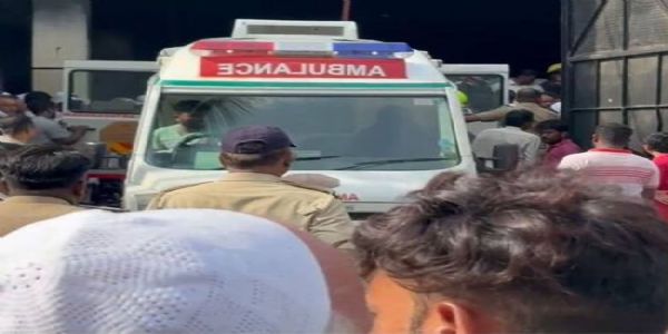 फोटो: सोलापुर के टॉवेल फैक्ट्री में लगी आग में राहत और बचाव कार्य कर रही पुलिस