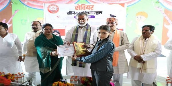 रीवाः मंत्री पटेल ने मेधावी विद्यार्थियों को किया सम्मानित