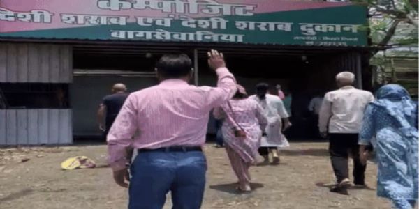 भाेपाल: शराब दुकान के गेट को लेकर हंगामा, ठेके का दूसरा गेट खुलने पर रहवासियाें ने जताया विरोध, सड़क पर उतरे लाेग