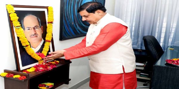मप्रः मुख्यमंत्री ने पूर्व केंद्रीय मंत्री अनिल माधव दवे की पुण्यतिथि पर दी श्रद्धांजलि