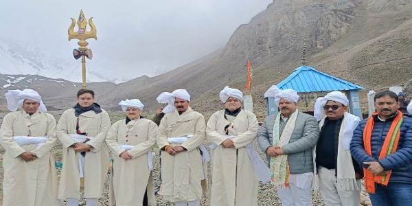 आदि कैलाश क्षेत्र में स्वास्थ्य मंत्री जेपी नड्डा व अन्य।