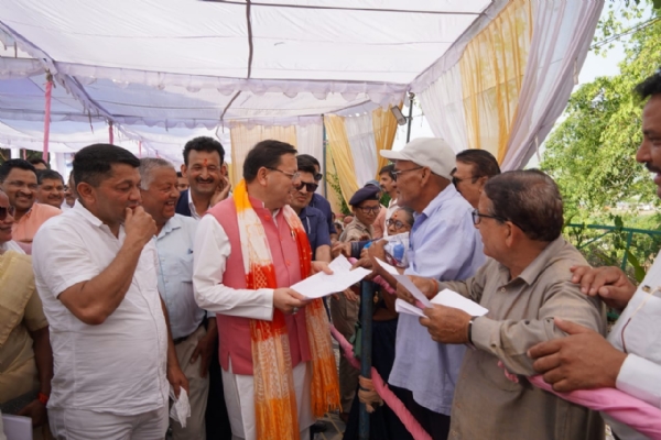 मुख्यमंत्री धामी जनता से मिलते हुए