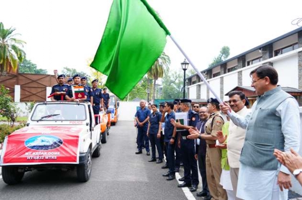 दल काे फ्लैग ऑफ करते मुख्यमंत्री पुष्कर सिंह धामी।