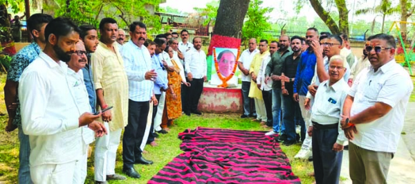 श्रद्धांजलि सभा के दौरान कांग्रेसजन श्रद्धांजलि सभा के दौरान कांग्रेसजन