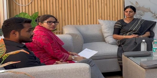 इंजीनियरिंग कालेज में जिलाधिकारी प्रियंका निरंजन और अन्य अधिकारियों के साथ बैठक करती केन्द्रीय राज्य मंत्री अनुप्रिया पटेल।