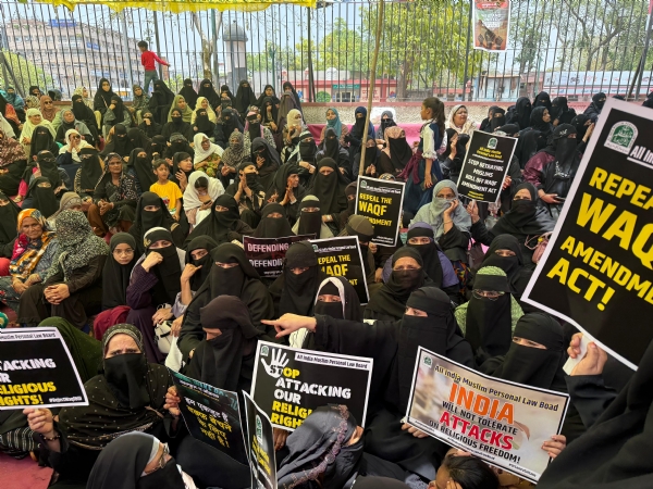 वक्फ संशोधन कानून वापस लेने की मांग को लेकर संख्या में मुस्लिम समाज के लोगों ने दिया सांकेतिक धरना
