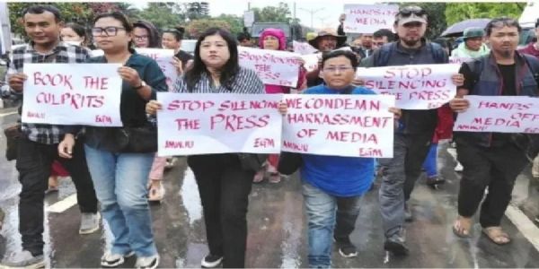 मणिपुर में प्रदर्शन कर रहे पत्रकारों की तस्वीर।