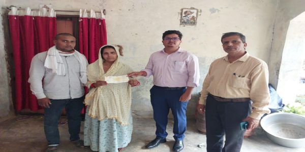 सीएम योगी ने दिया आर्थिक संबल, कृतज्ञ हुए पूर्व प्रधान के परिजन