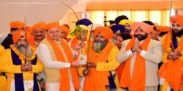 श्री हेमकुंड साहिब यात्रा के पहले जत्थे काे रवाना करते राज्यपाल व सीएम।