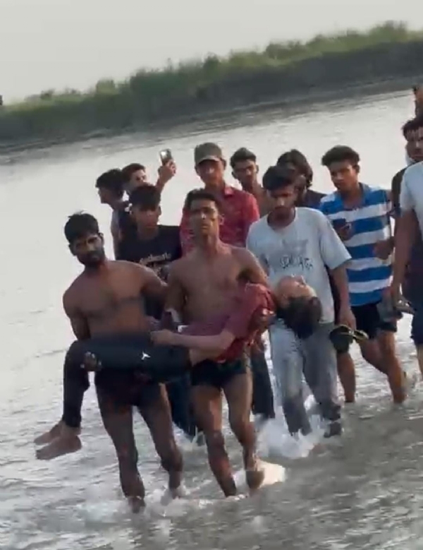 डूबे किशोर को निकालते हुए डूबे किशोर को निकालते हुए