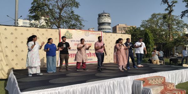 पुलिसकर्मियों के स्वास्थ्य लाभ के लिए लाफ्टर योगा कार्यक्रम आयोजित