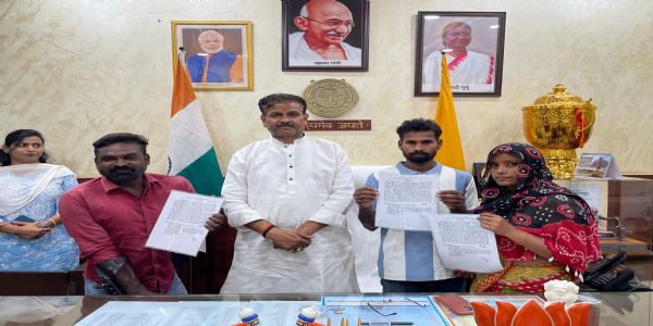 महापौर गणेश केसरवानी ने चार मृतक आश्रितों को सौंपे नियुक्ति पत्र