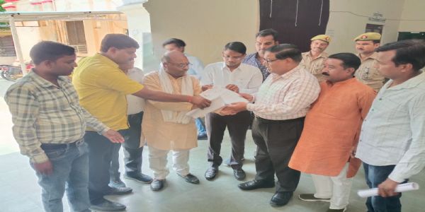 छिबरामऊ की रुचि की मौत पर हरदोई के सर्व वैश्य समाज में उबाल, मुख्यमंत्री को संबोधित ज्ञापन जिला प्रशासन को सौंपा