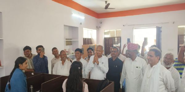 पूर्व मुख्यमंत्री अशोक गहलोत ने देखा तबीजी ग्राम पंचायत भवन, मनरेगा कर्मियों से मिले
