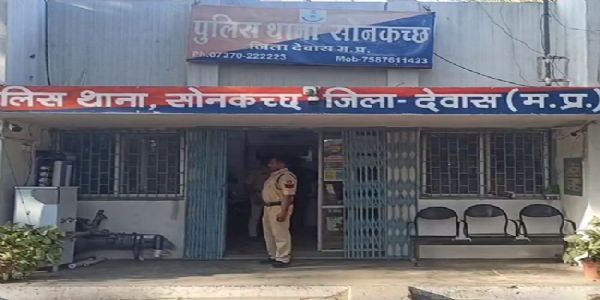 देवासः भगवान बाहुबली की मूर्ति पर जूते पहनकर बैठा मुस्लिम युवक, केस दर्ज