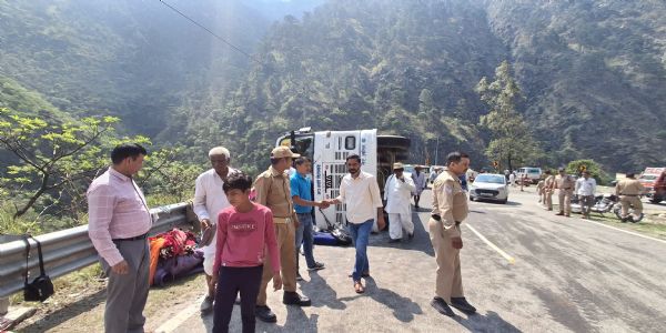 गंगोत्री हाईवे पर पलटी तीर्थयात्रियों की बस, दस घायल