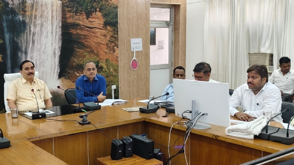 तीनों जनपदों के अधिकारियों के साथ बैठक करते विंध्याचल मंडल के आयुक्त बालकृष्ण त्रिपाठी।