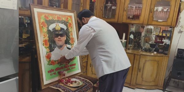 असम के कैबिनेट मंत्री हरियाणा के करनाल में लेफ्टीनेंट विनय नरवाल को श्रद्धांजलि भेंट करते हुए