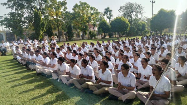 पुलिस कमिश्नरेट में पुलिसकर्मियों के स्वास्थ्य लाभ के लिए लाफ्टर योगा कार्यक्रम आयोजित