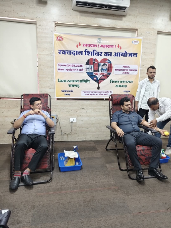 रक्तदान करते डीसी चंदन कुमार