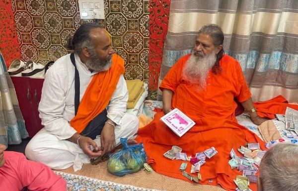 बाबा बाल जी महाराज को निमंत्रण देते हुए।