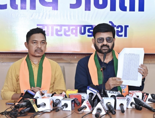भाजपा प्रवक्ता प्रेस कॉन्फ्रेंस करते हुए