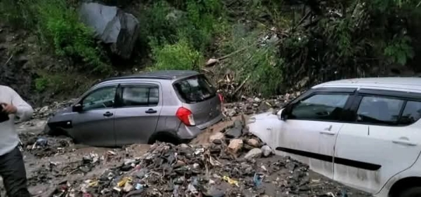 बाढ़ से क्षतिग्रस्त कार