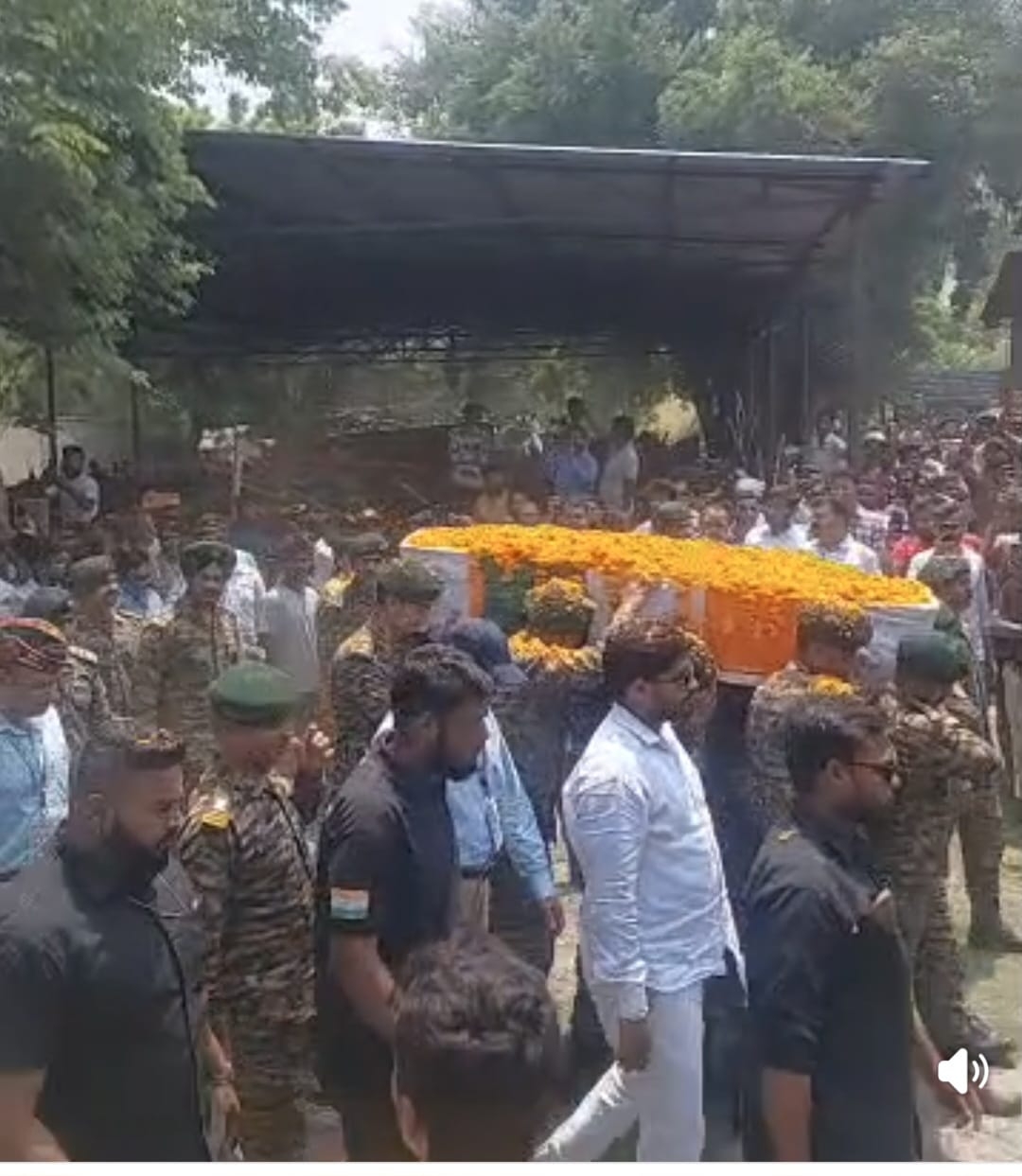 लेफ्टिनेंट शशांक तिवारी के पार्थिव शरीर को कंधा देते परिजन व सैनिक