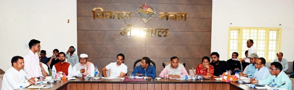 बैठक में उपस्थित समाज कल्याण योजनाएं अनुश्रवण समिति उत्तराखंड के उपाध्यक्ष देशराज कर्णवाल व अन्य।