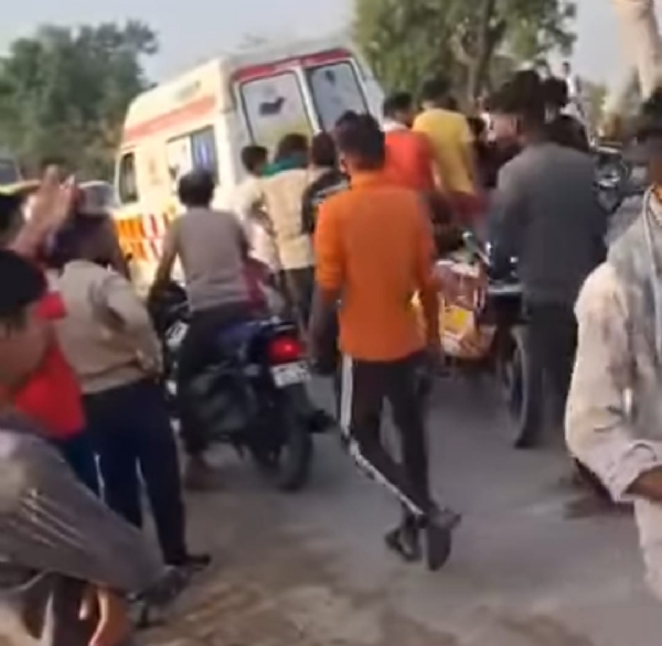 हादसे के बाद हाइवे पर जमा लोगों की भीड।
