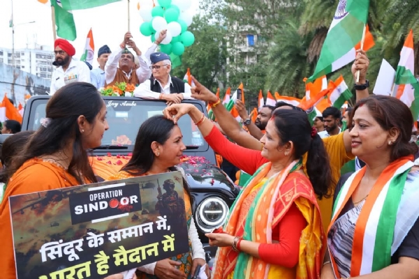 पार्ले प्वाइंट (रिची रिच होटल) - एसवीएनआईटी सर्कल - पीपलोद के कारगिल चौक तक तिरंगा यात्रा का आयोजन किया गया। इसमें महिलाओं ने परस्पर सिंदूर भी लगाए।