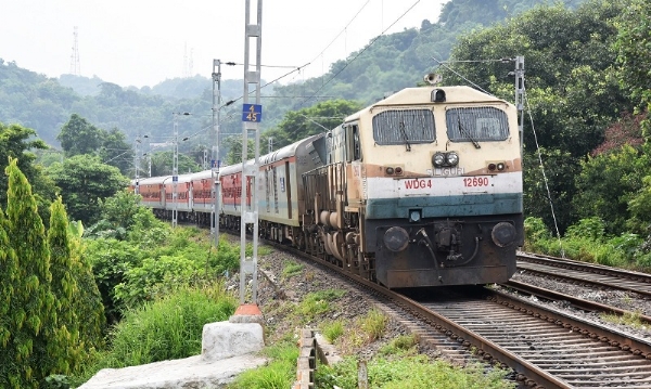 पूसीरे द्वारा चलाए गए आनंद विहार और जोगबनी के बीच विशेष ट्रेन की तस्वीर।