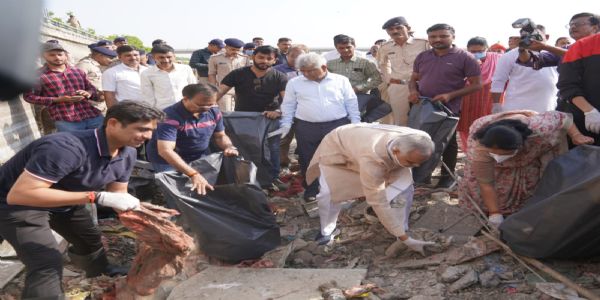 राज्यपाल आचार्य देवव्रत ने साबरमती नदी किनारे श्रमदान किया
