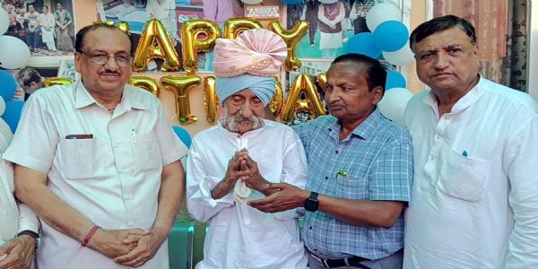 हिसार : अखिल भारतीय सेवा संघ ने मनाया 102 वर्षीय बुजुर्ग का जन्मदिन
