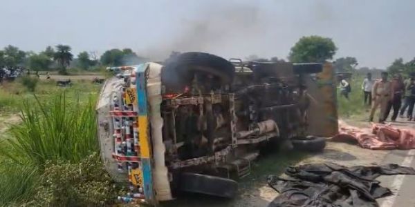 अलीगढ़: भीड़ ने गोकशों की गाड़ी में आग लगाई, चार लोगों को पीटा