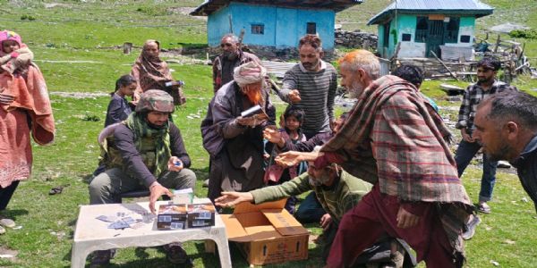 ऑपरेशन मिलाप के तहत सीमावर्ती गांवों में मानवीय सहायता पहुंचाई