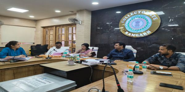 मध्यान भोजन के लिए सभी विद्यालयों में लगाएं गैस कनेक्शन : डीसी