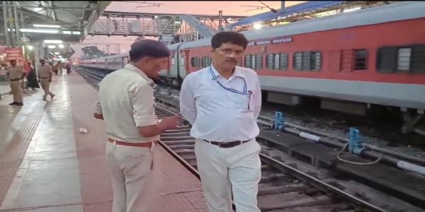 प्लेटफार्म पर मिला युवक का सिरकटा शव