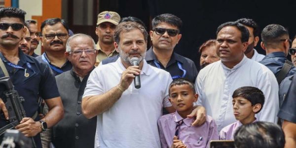 राहुल गांधी ने पुंछ में गोलाबारी के पीड़ितों से की मुलाकात, नुकसान को बताया एक बड़ी त्रासदी