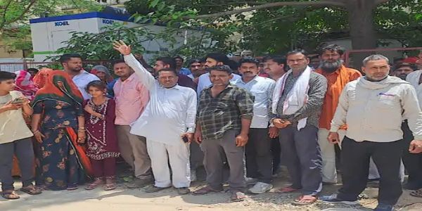 ट्रेलर चालक की पिटाई से मौत, परिजनों-ग्रामीणों ने मोर्चरी के बाहर किया विरोध
