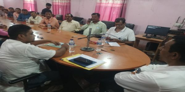 किसानों को समय पर बीज उपलब्ध कराएं डीलर :डीएओ