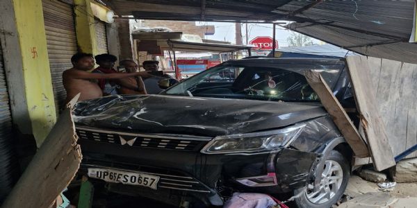 अनियंत्रित कार की टक्कर से महिला की मौत